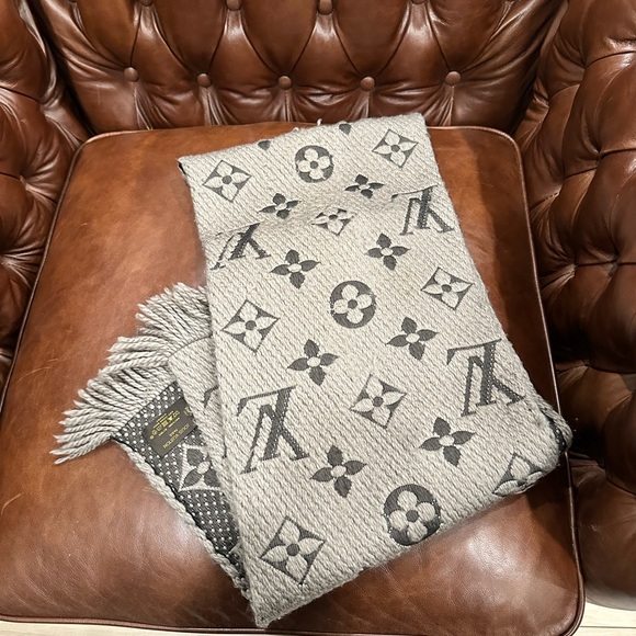 Louis Vuitton Wool & Silk Monogram Scarf - Picture 6 of 7